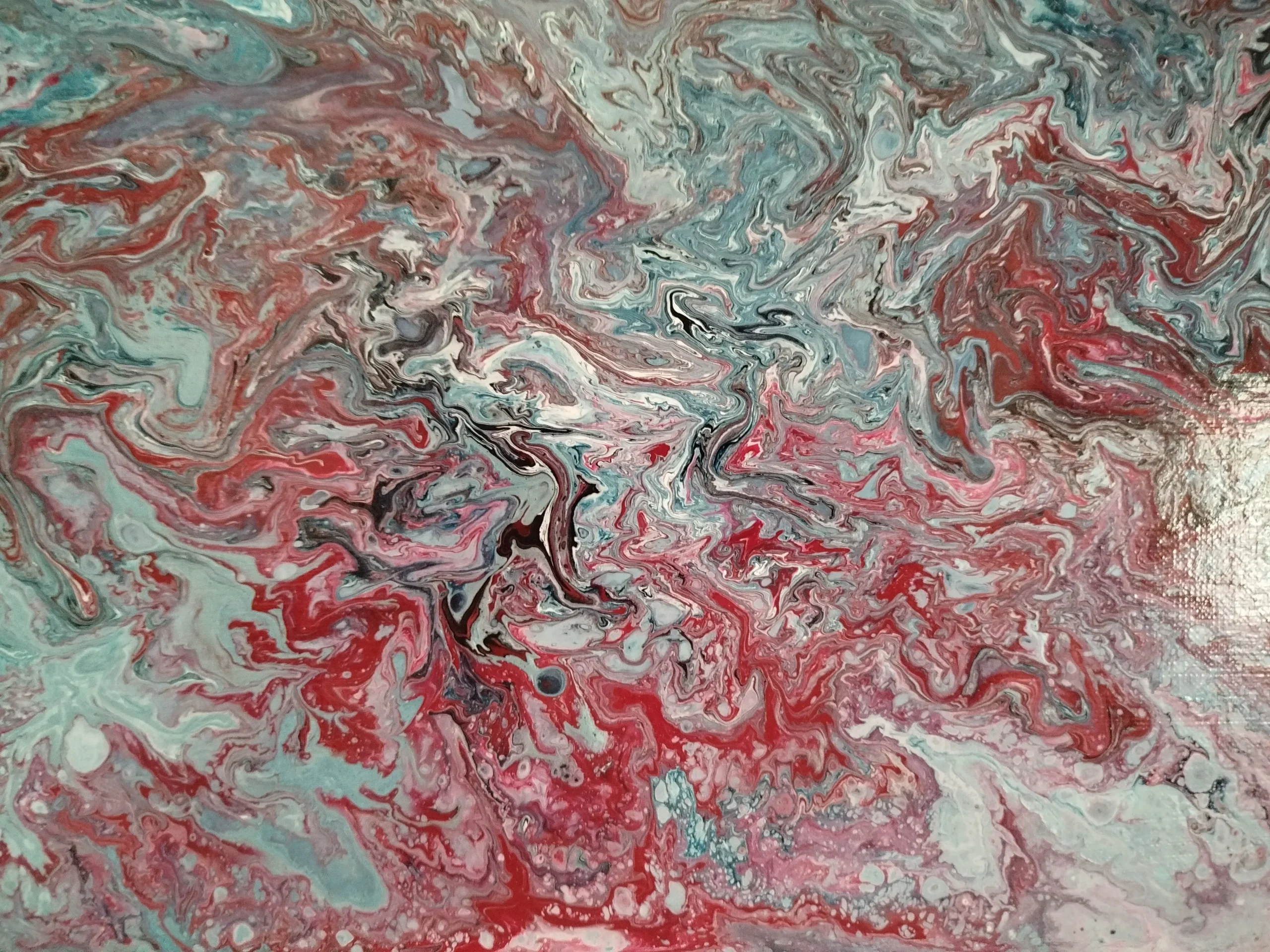 Tableau abstrait en acrylique aux tons rouge, bleu et blanc, effets fluides et marbrés, pièce unique Fil Dé Toile.