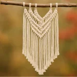 Suspension murale artisanale en macramé écru avec motif en chevrons, décoration bohème Fil Dé Toile