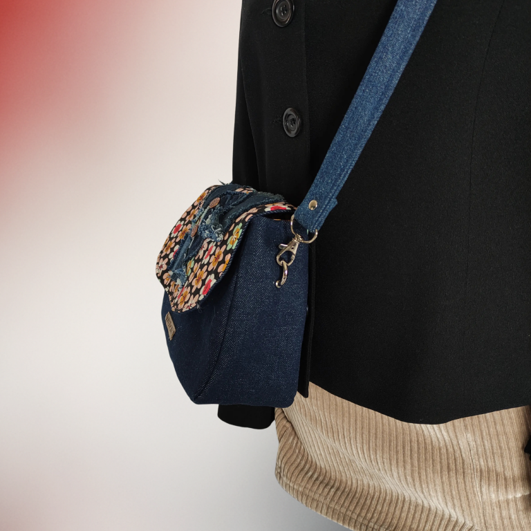 Sac besace Sirius vue côté, jeans recyclé, bandoulière, Fil Dé Toile