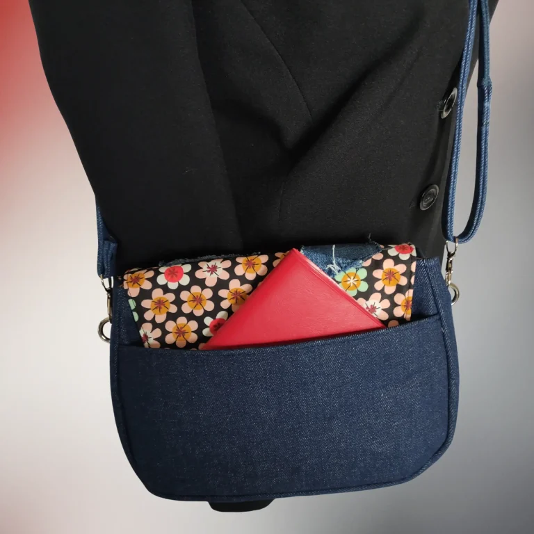 Sac besace Sirius détail, grande poche extérieure, jeans recyclé, Fil Dé Toile