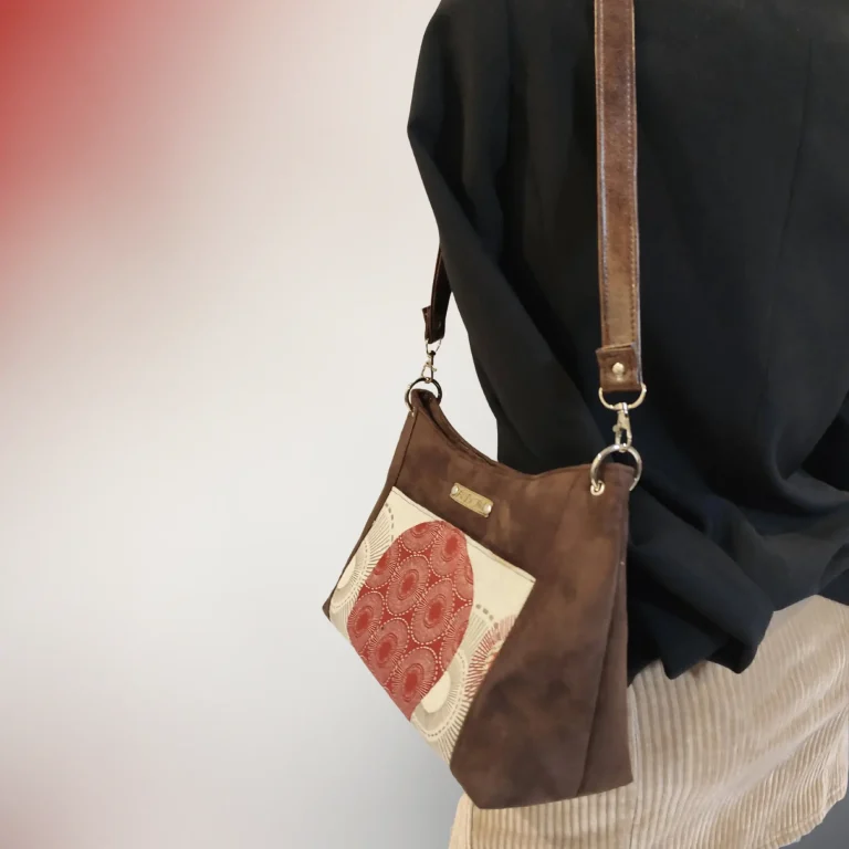 Sac Véga suédine marron et coton pois, vue de côté portée – Fil Dé Toile.