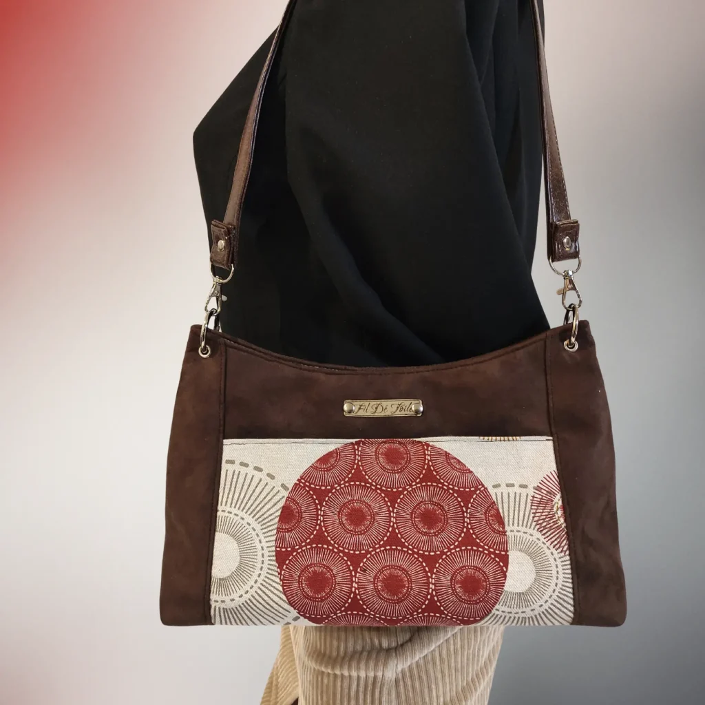 Sac Véga suédine marron, coton pois, porté épaule – Fil Dé Toile.