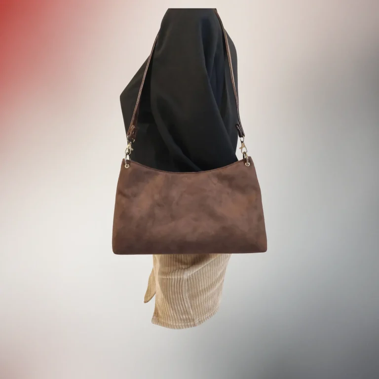 Sac Véga suédine marron, vue dos portée avec bandoulière – Fil Dé Toile.