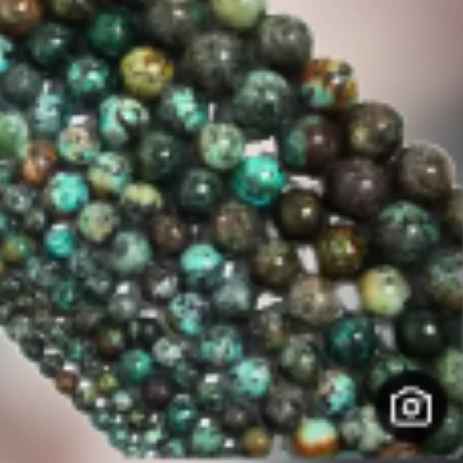 Perles de turquoise africaine aux nuances vertes et brunes, utilisées pour des bijoux en macramé artisanaux Fil Dé Toile