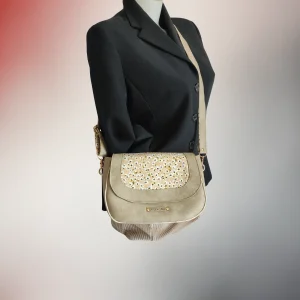 Besace Sirius Fil Dé Toile, simili cuir beige, rabat fleuri, portée croisée.