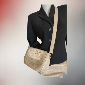 Besace Sirius beige portée épaule, bandoulière réglable, rabat fleuri, Fil Dé Toile.