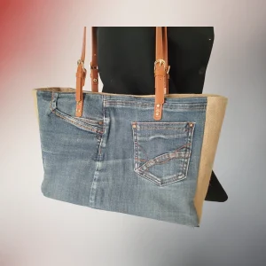 Dos du cabas Capella en jeans recyclé avec poche utilisable.