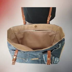 Intérieur beige du cabas Capella avec poche zippée.